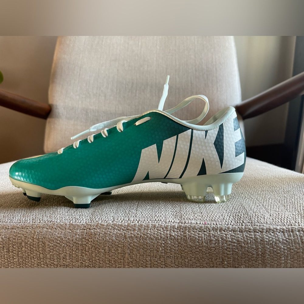 Nike Mercurial Victory Cleats  size 7